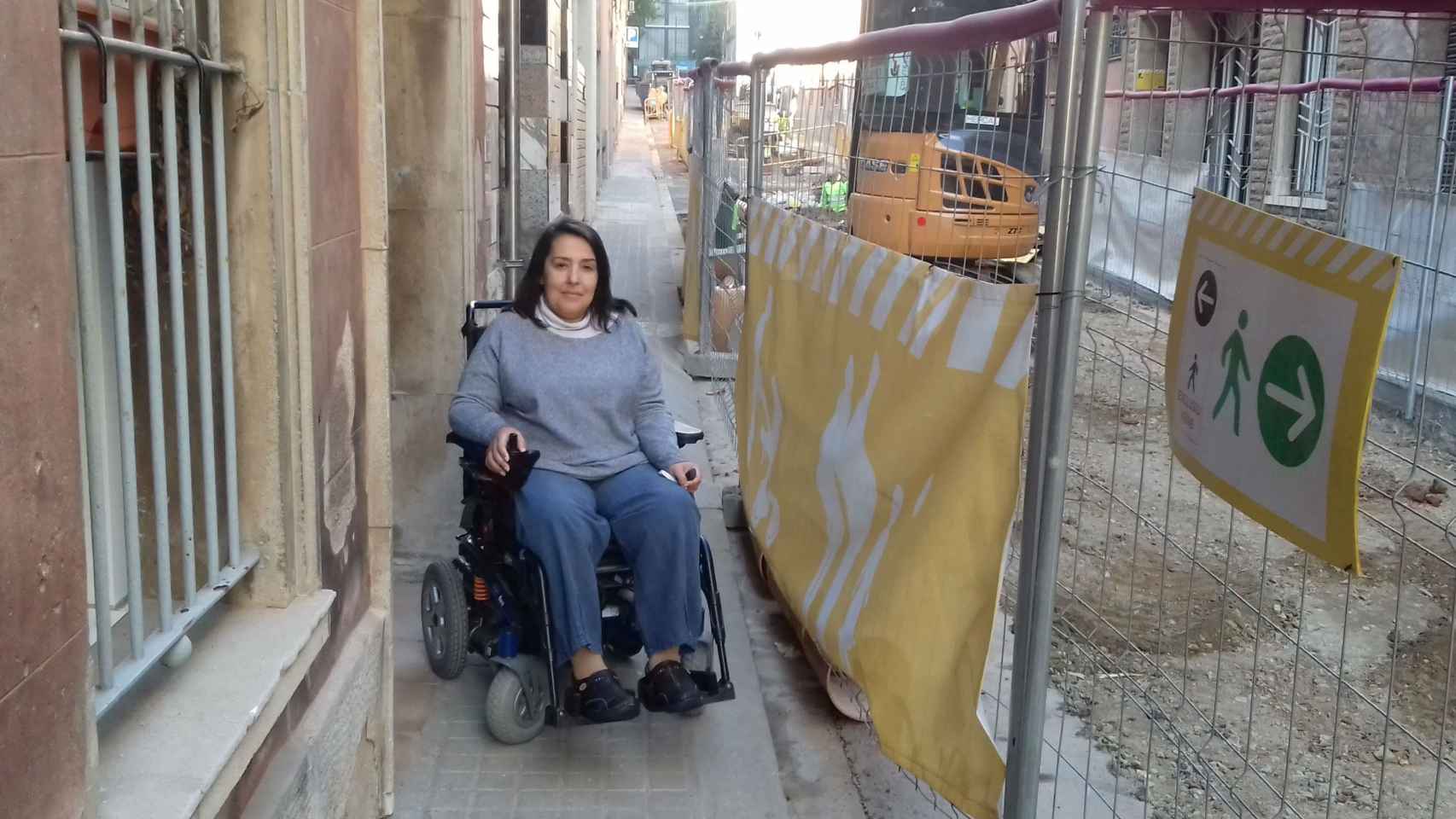 Assumpta Cavanillas, en silla de ruedas, en el pasaje de Roura, en el Clot Camp de l'Arpa / JORDI SUBIRANA