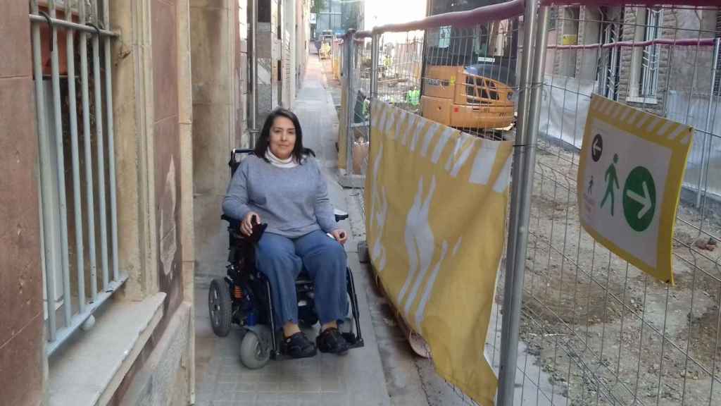 Assumpta Cavanillas, en silla de ruedas, en el pasaje de Roura, en el Clot Camp de l'Arpa / JORDI SUBIRANA