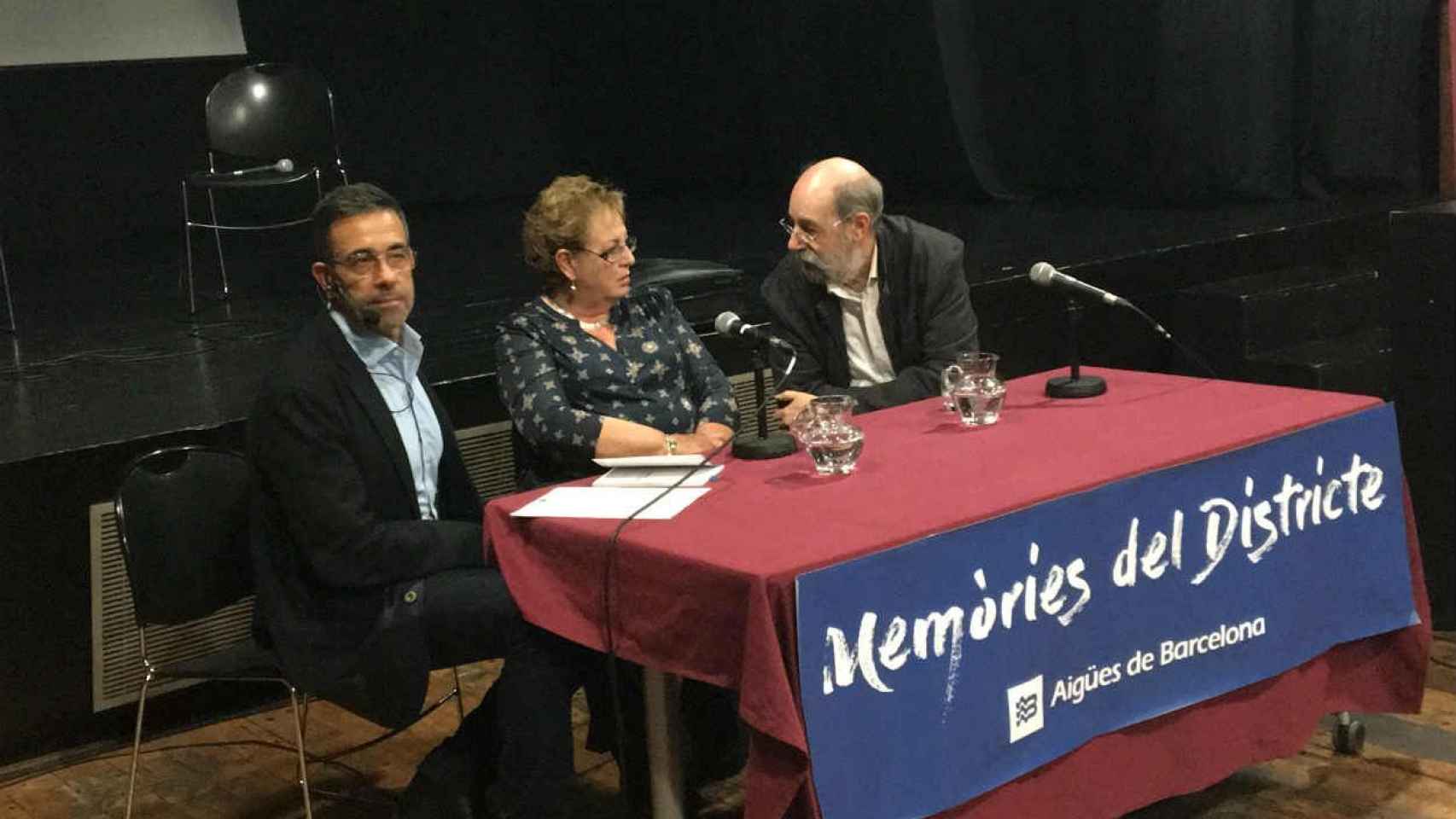 El periodista Xavi Abad, a la izquierda, ha presentado el acto y a Pepi Rafel y Jordi Fossas / CR