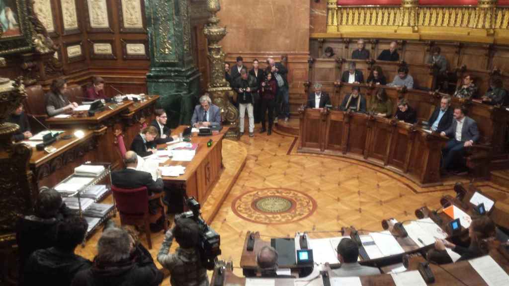 Una imagen del plenario municipal en el que se ha escenificado el divorcio entre Colau y Collboni / EUROPA PRESS