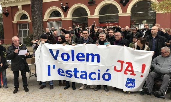 Los vecinos de Sant Andreu se han encadenado simbólicamente para exigir la finalización de las obras pendientes