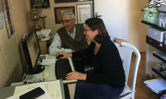 Horacio y Gemma Fàbregas, trabajando en el archivo del fotógrafo / CR