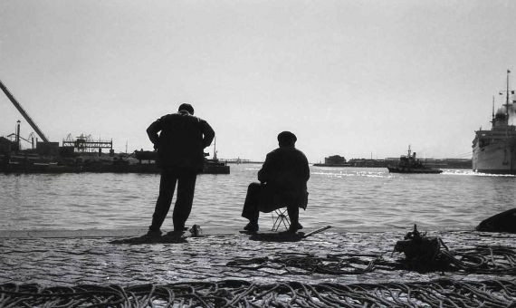 Pescadores en el puerto de Barcelona en 1960 / Horacio Seguí