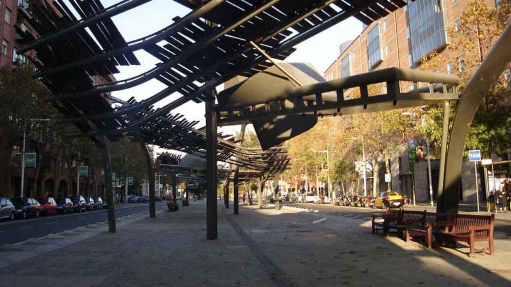 Rambla central de la avenida Icaria en la que se aprecian los adoquines que serán sustituidos