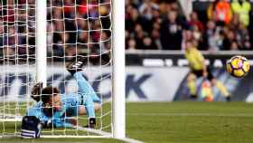 Neto, portero del Valencia, saca el balón de dentro de su portería tras un remate de Mesis / EFE