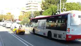 El bus V-21, a su paso por la calle de la Marina / JORDI SUBIRANA