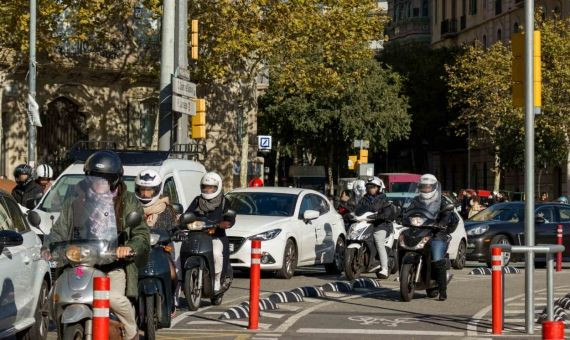 Motorista invadiendo en carril bici / RACC