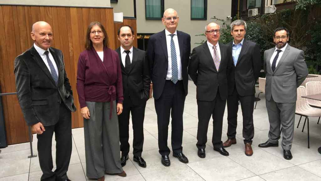 Ramón Masiá, en el centro, junto al equipo de su candidatura a la Cambra de Comerç / L. R.