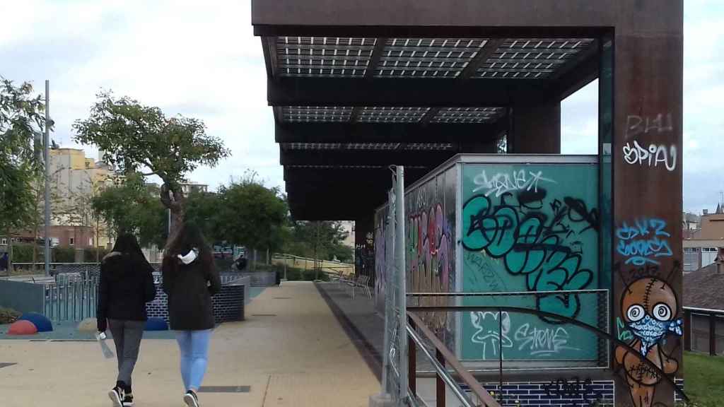 Grafitis en uno de los tramos de los Jardins de la Rambla de Sants / J S