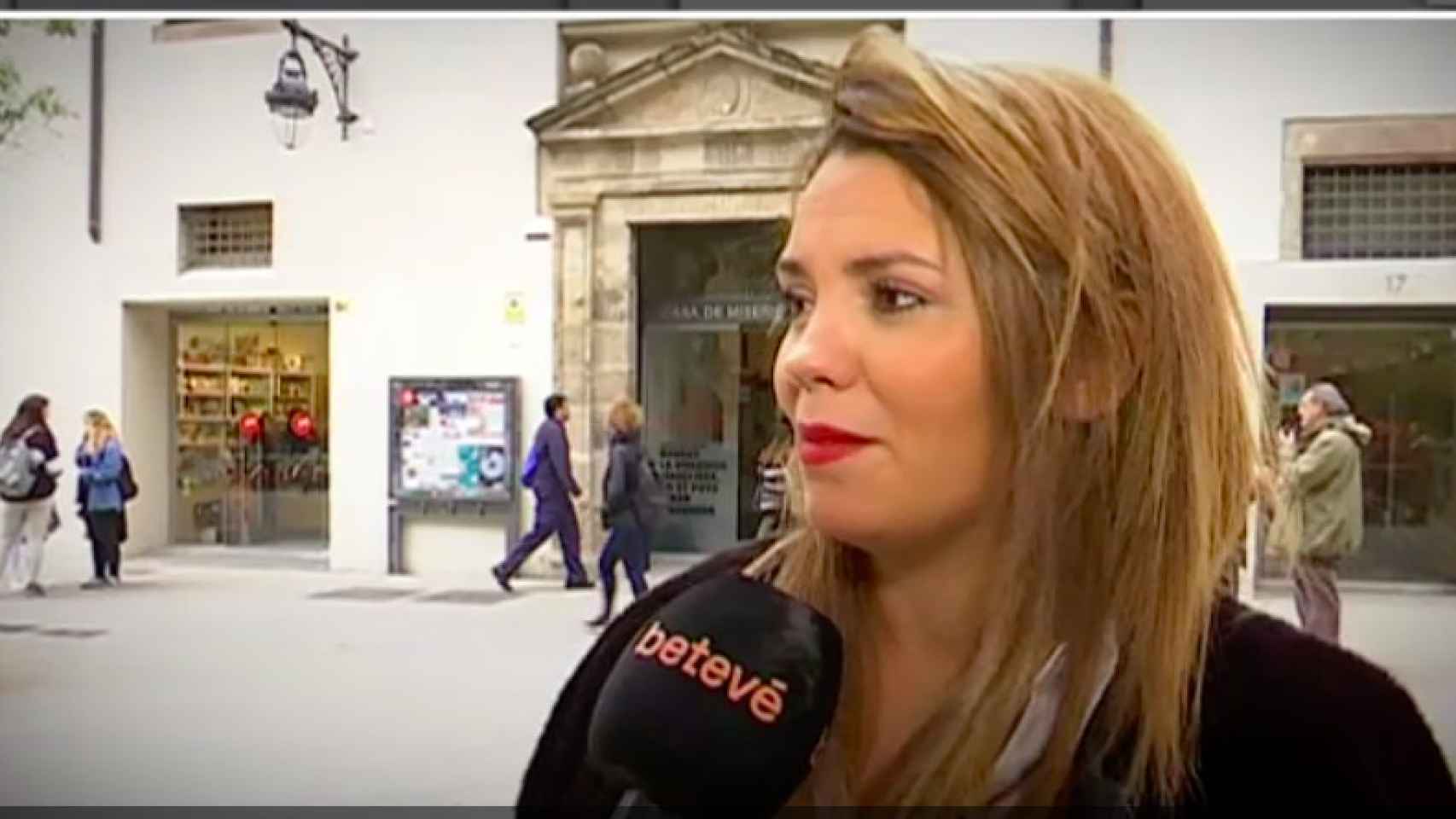 Elena, la chica que se perdió en el Raval con dos años, en una imagen del programa 'Bàsics' de Betevé.