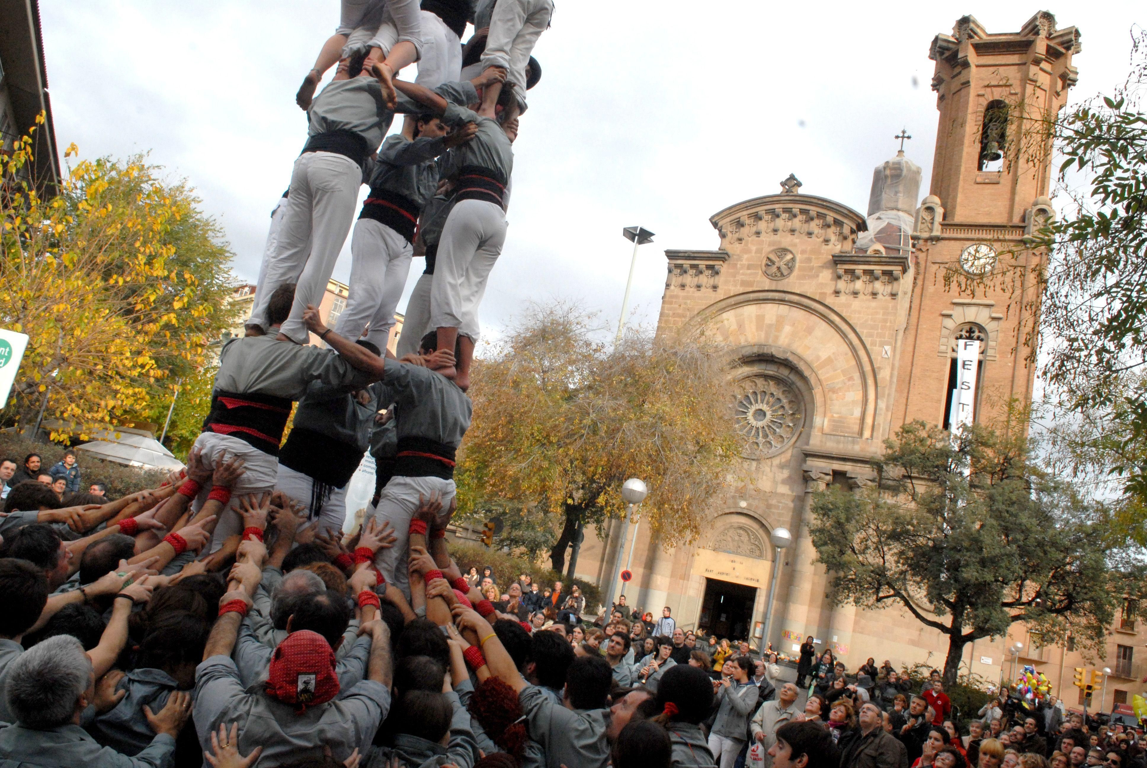 Castellers en la plaza Orfila / COMISSIÓ DE FESTES DE SANT ANDREU