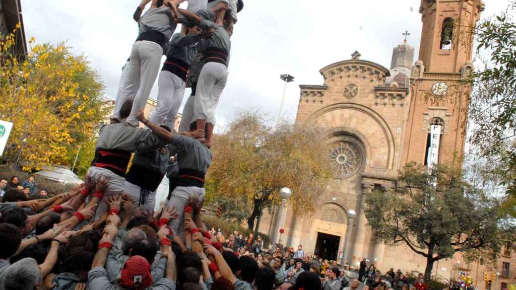 Castellers en la plaza Orfila / COMISSIÓ DE FESTES DE SANT ANDREU