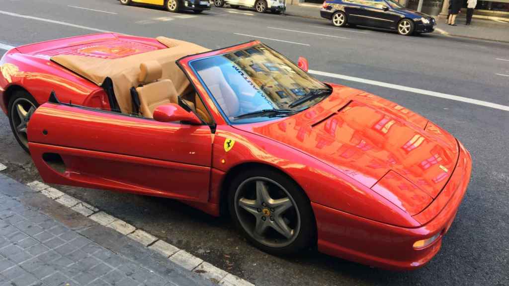 El flamante Ferrari F355 Spider que puede conducirse por poco más de 100 euros  / XAVIER ADELL