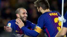 Gerard Piqué celebra un gol con Paco Alcácer / EFE/ Enric Fontcuberta