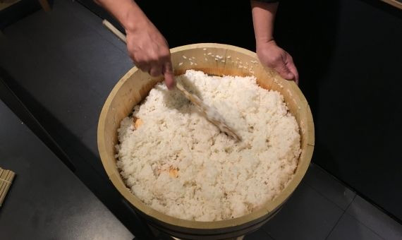 Un cocinero de Tokyo Sushi prepara el arroz para los makis y los uromakis / P.B.