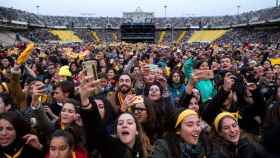 Asistentes al concierto por la libertad de los exconsellers / EFE/ ENRIC FONTCUBERTA