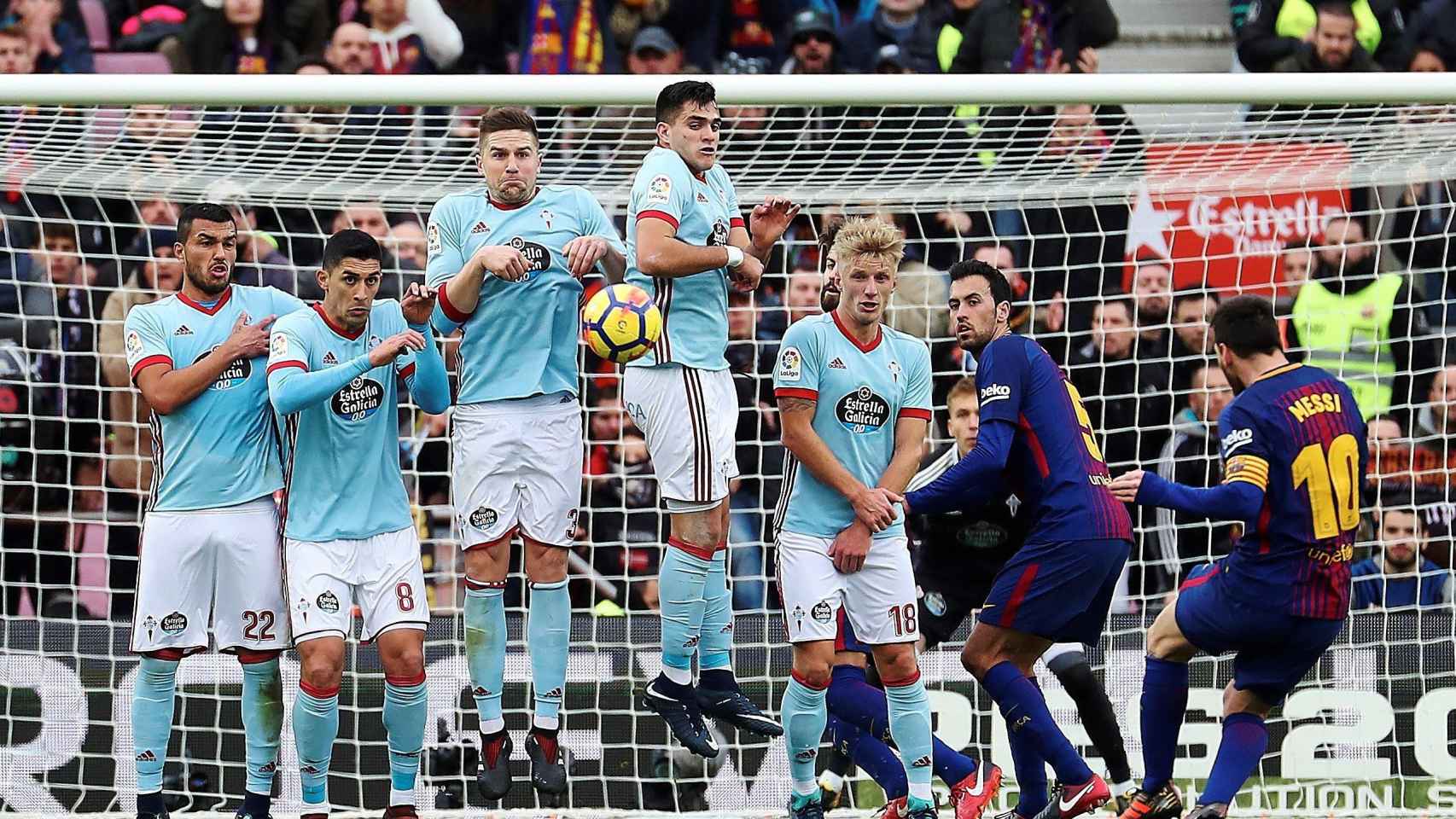 Messi, sin éxito, lanza una falta en el partido entre el Barça y el Celta / EFE