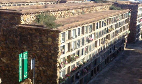 Panorámica del Cementerio de Montjuïc con el derrumbe de 144 nichos