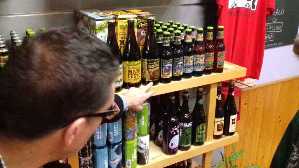 Un cliente señala unas cervezas en la tienda 2D2Dspuma, en el barrio del Congrés-Indians