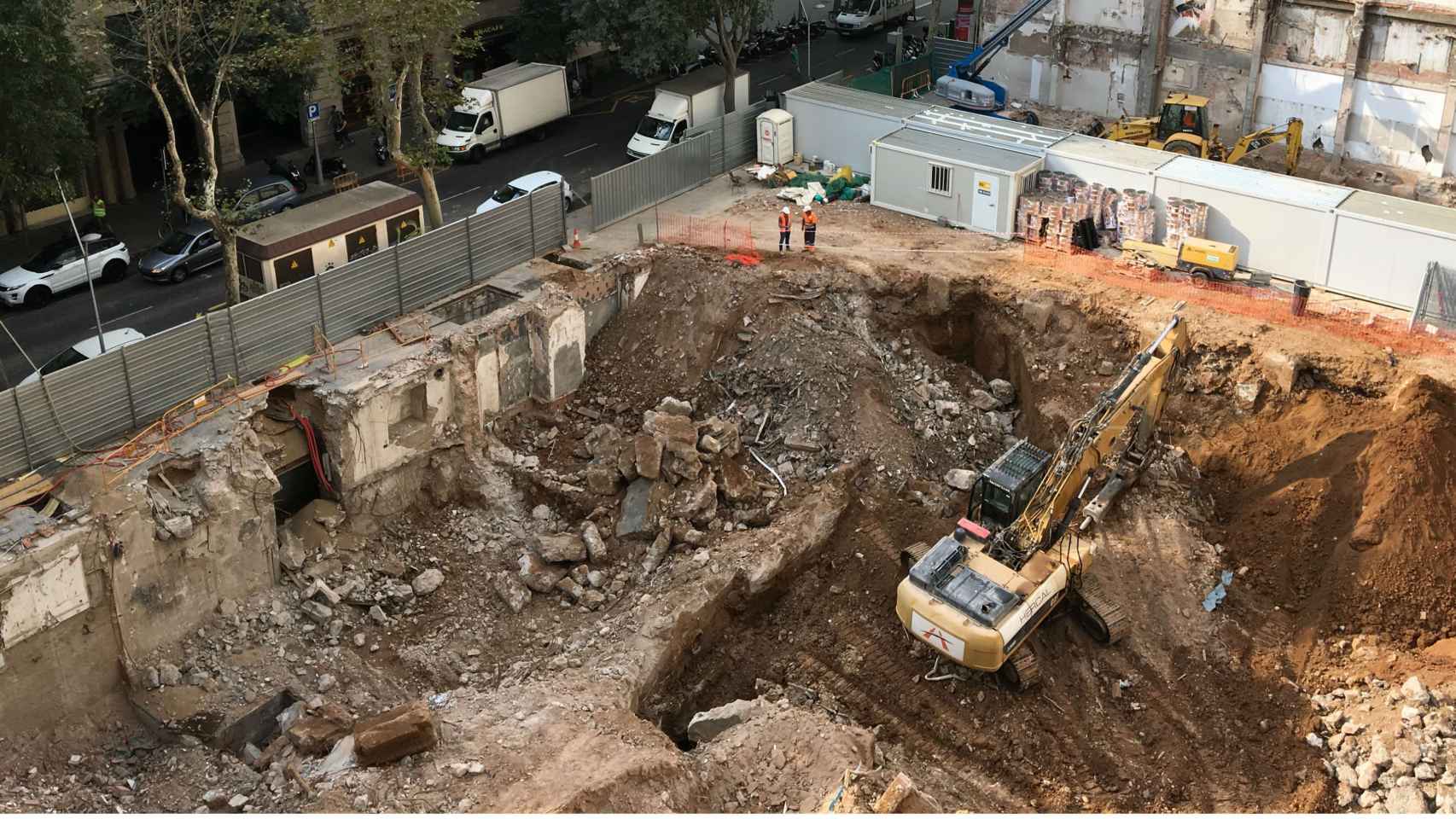 Solar del Teatro Novedades, en la calle de Casp, donde se construirá un hotel de lujo / PABLO ALEGRE