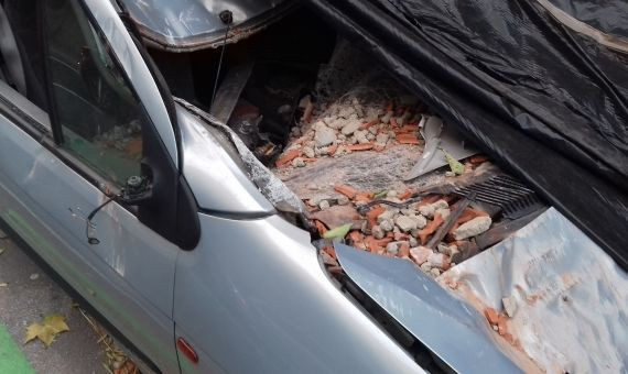 Ladrillos en el interior del coche destrozado junto a la antigua sede de Henkel