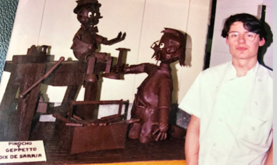 Oriol Balaguer con una mona de chocolate, en la pastelería Foix, donde trabajó de joven. 