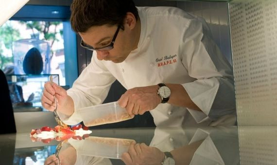 Oriol Balaguer trabajando en una creación en una de sus pastelerías.