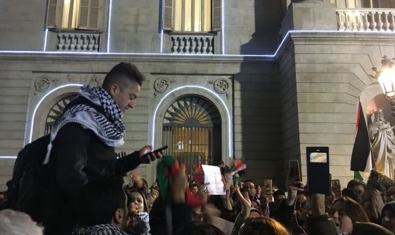 Manifestante con 'kufiyeh` en Barcelona (pañuelo tradicional palestino) 