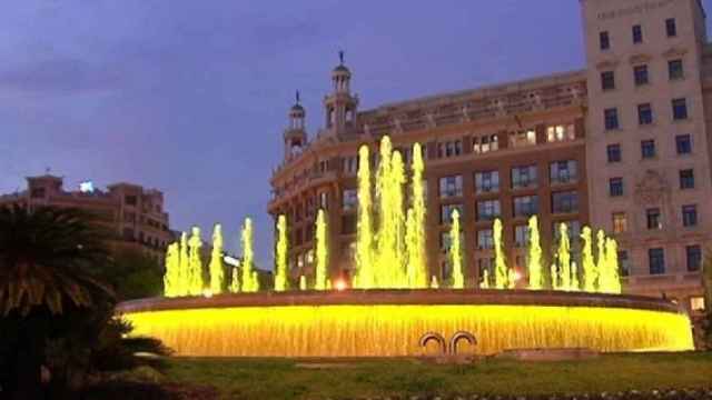 Fuente de la plaza de Catalunya con iluminación amarilla EFE_570x340