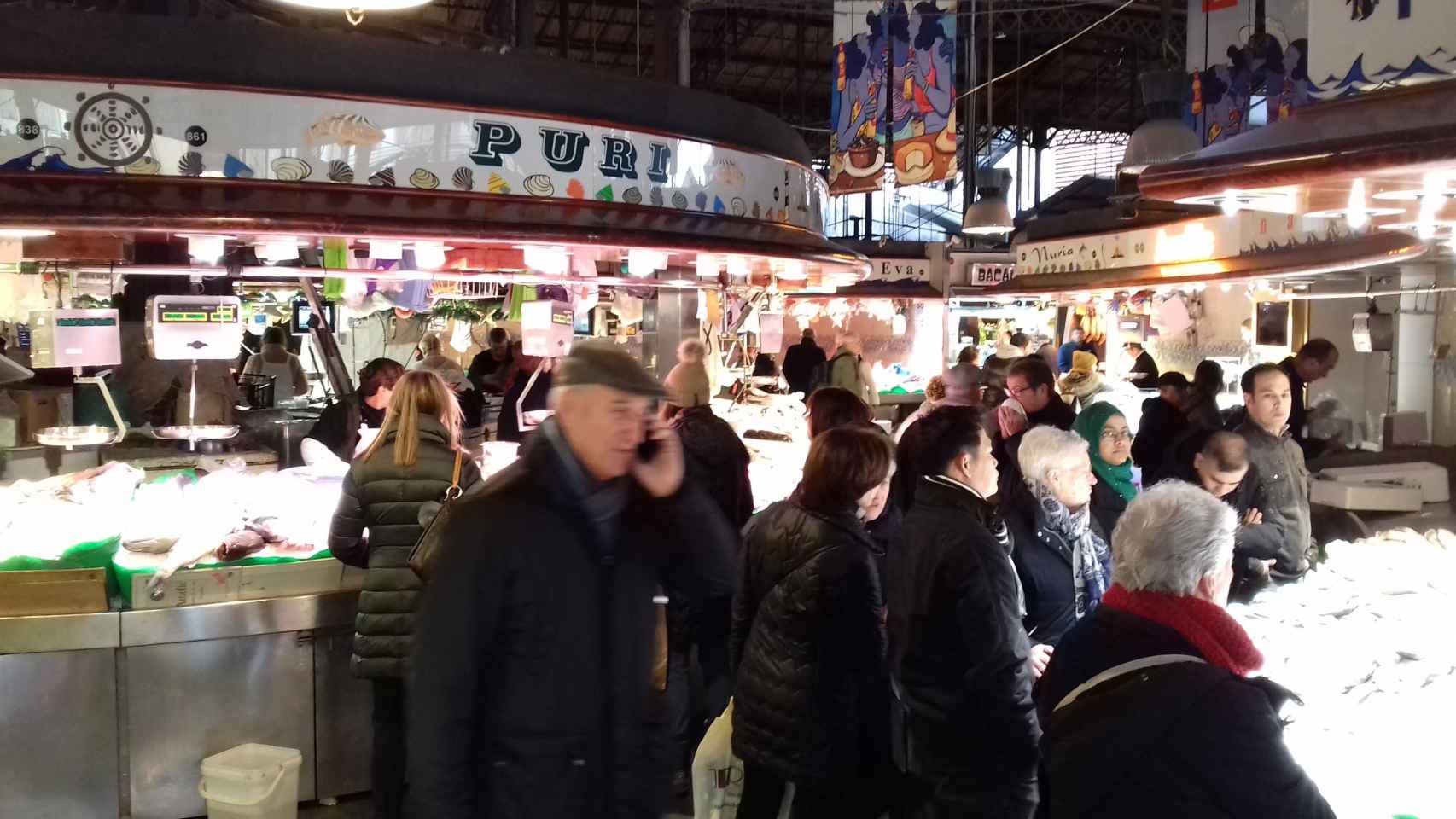 Clientes en la zona de pescaderías de la Boqueriia, que no se reforma por ahora / J S