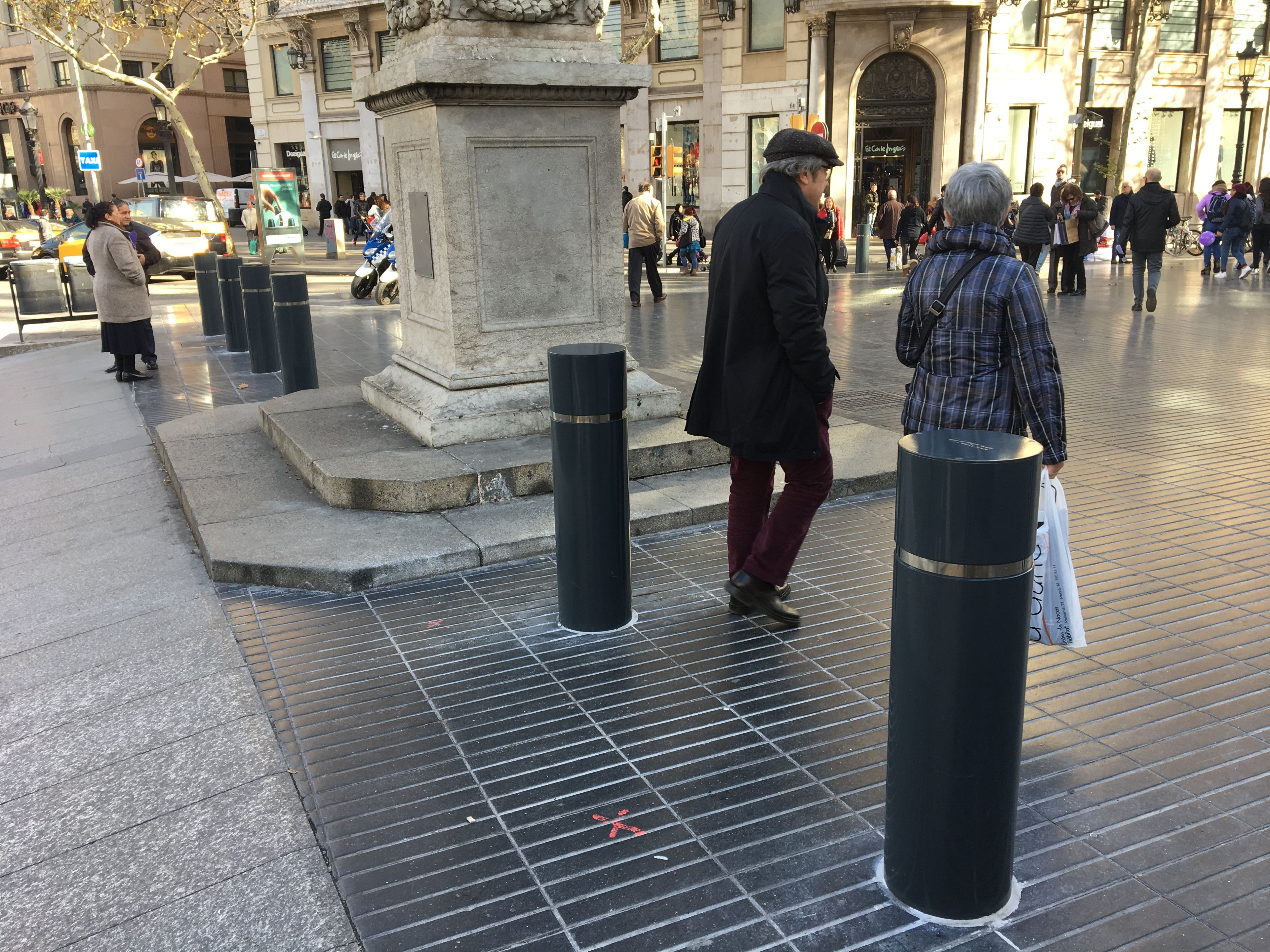 Bolardos instalados en la Rambla de Barcelona / PABLO ALEGRE