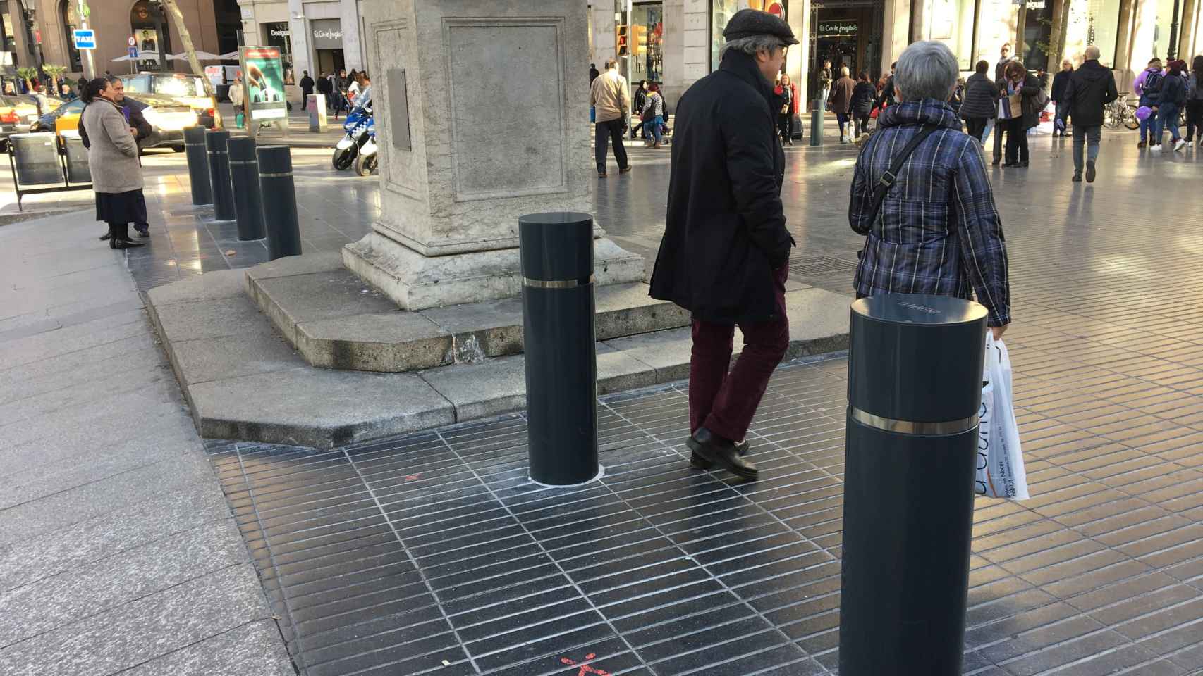 Bolardos instalados en la Rambla de Barcelona / PABLO ALEGRE