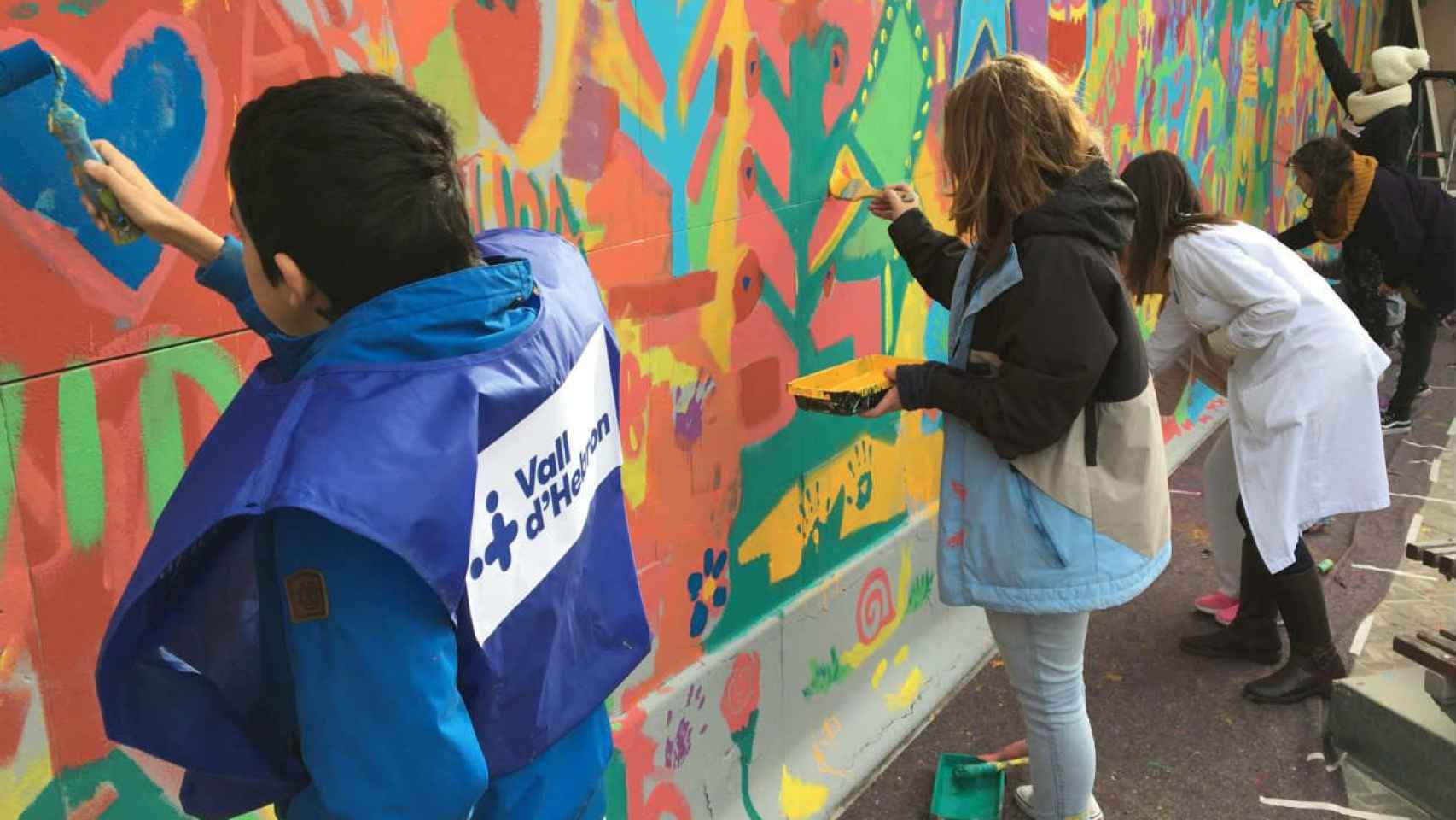 Niños enfermos y personal sanitario del hospital materno infantil Vall d'Hebron confeccionando el mural colectivo con Boa Mistura / XAVIER ADELL