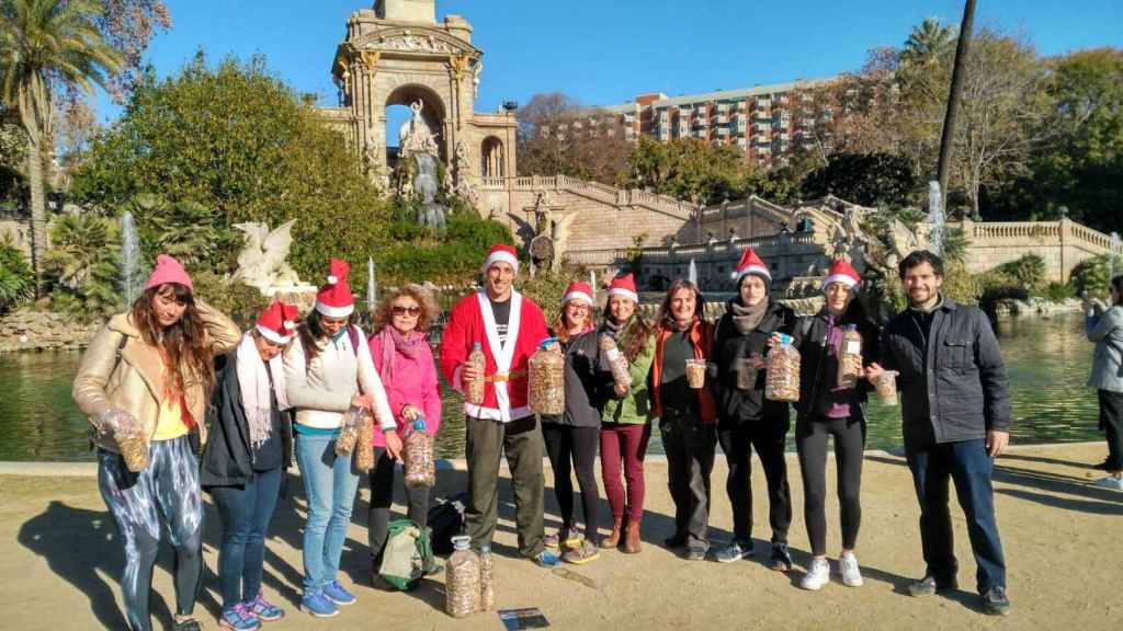 Voluntarios recolectores de colillas / MARC GARAU