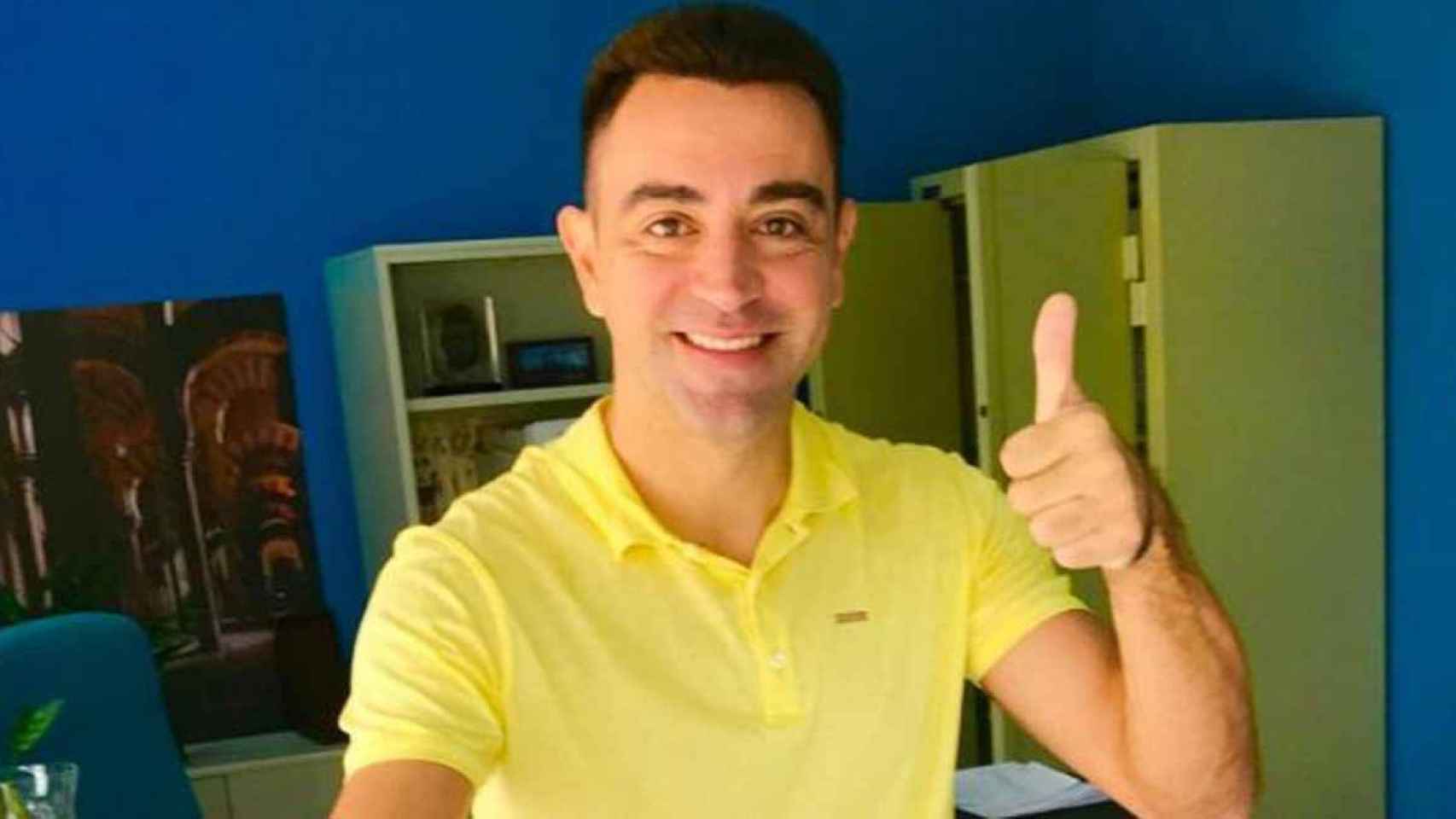 Xavi, de amarillo, en el momento de votar