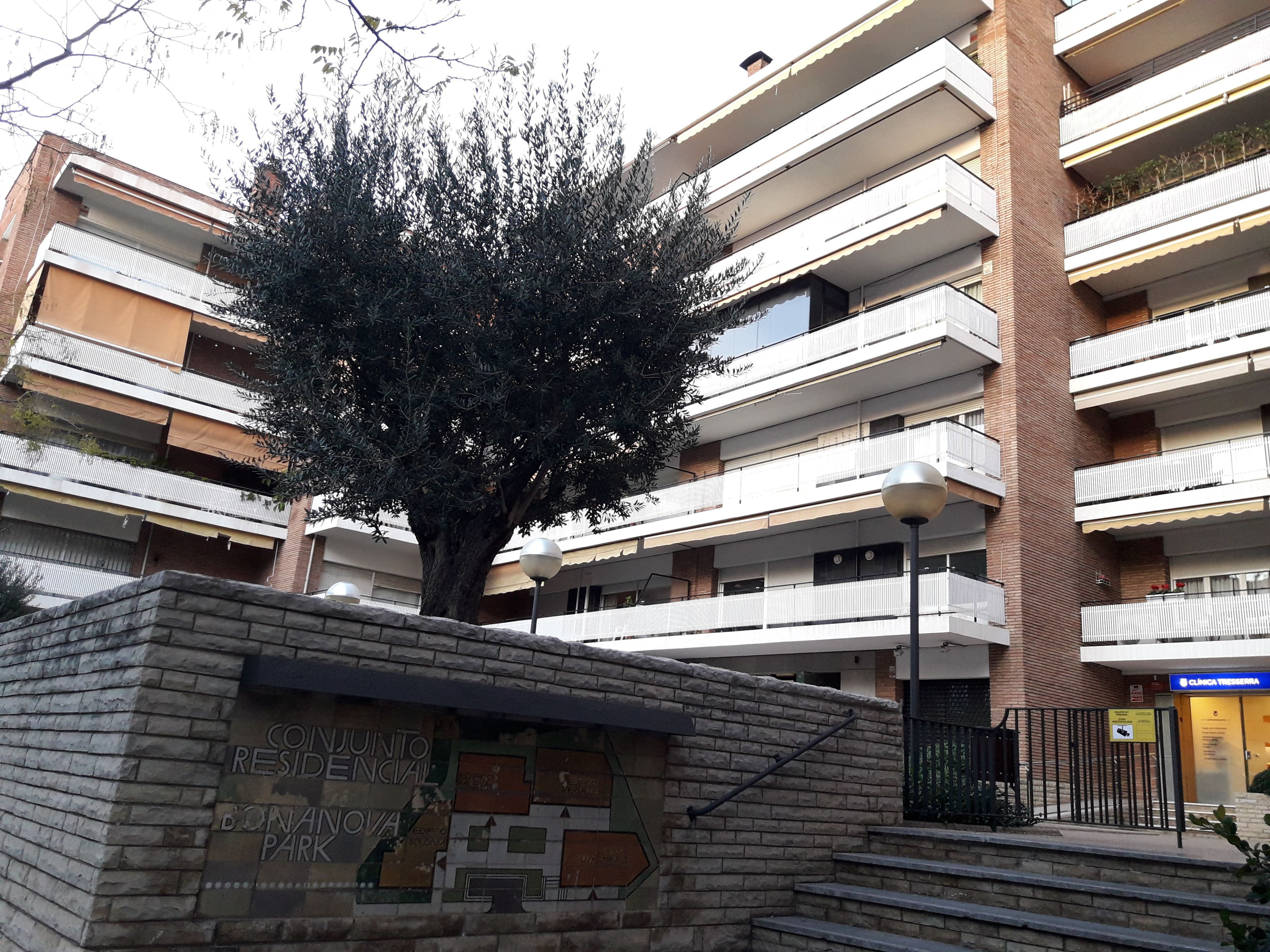 Bloque de pisos de lujo, junto a la calle de Lluçanès, en la zona alta, cerca de las chabolas / D B