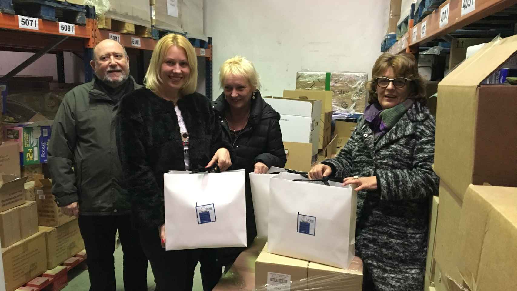 Emilia Català, Xavier Périz y otros voluntarios de la Asociación Cívica La Nau, junto a las 'bolsas de autoestima' en la sede de la entidad / XAVIER ADELL