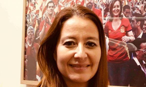 La exconcejal del Ayuntamiento de Barcelona, Sonia Sierra, posa junto a una foto de la campaña electoral del 13-J / X.A.