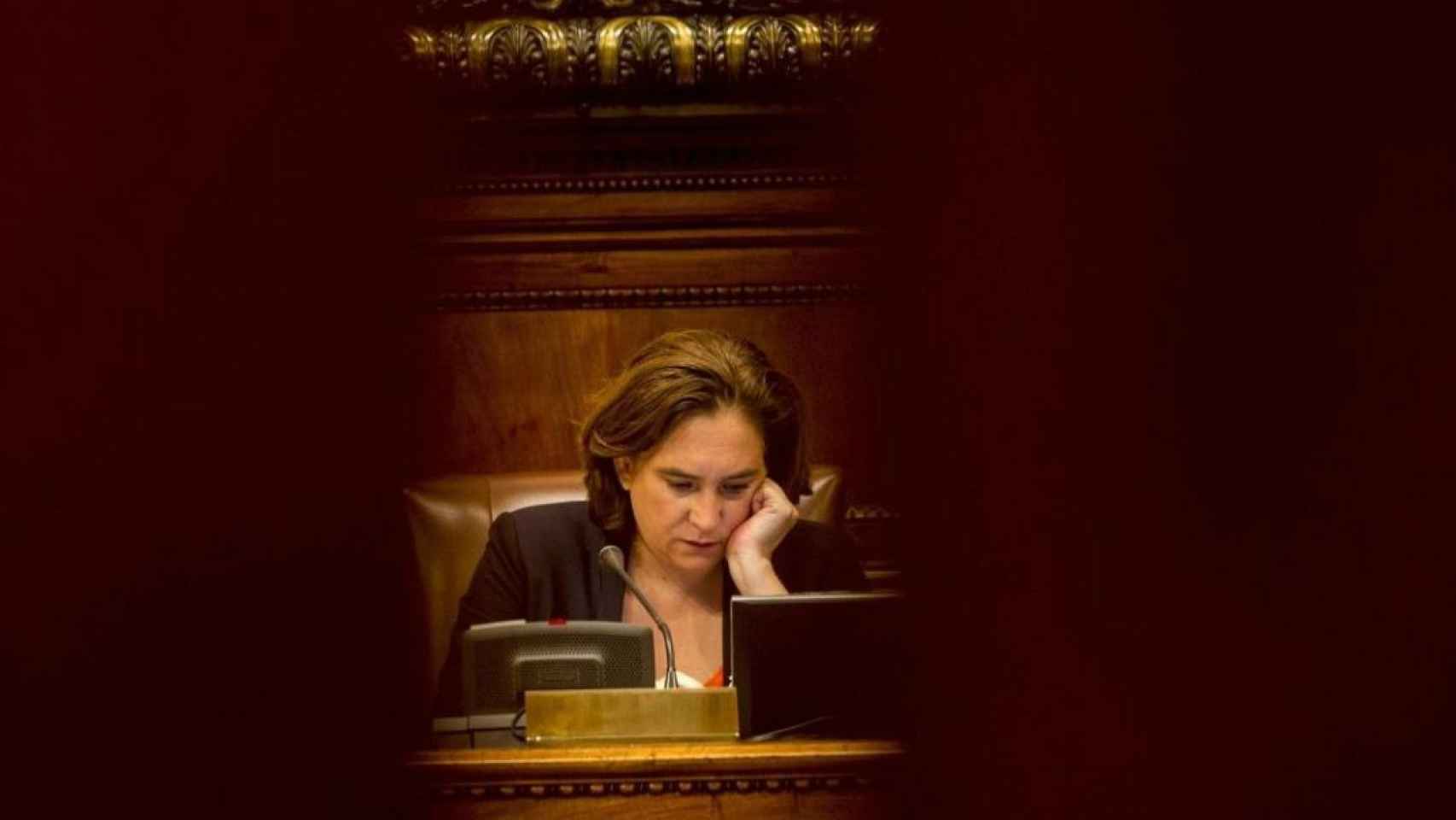 La alcaldesa Ada Colau durante un pleno municipal en el Ayuntamiento de Barcelona / EFE