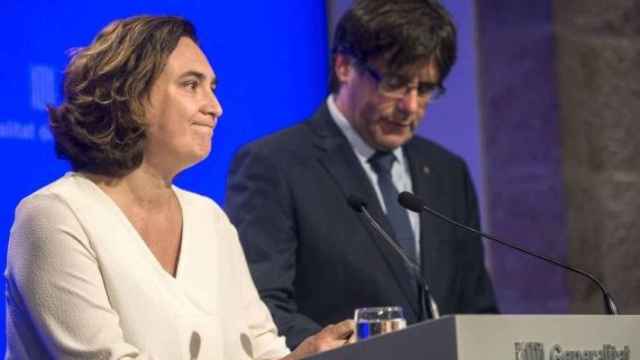 El presidente de la Generalitat, Carles Puigdemont, y la alcaldesa de Barcelona, Ada Colau. (EFE)_570x340