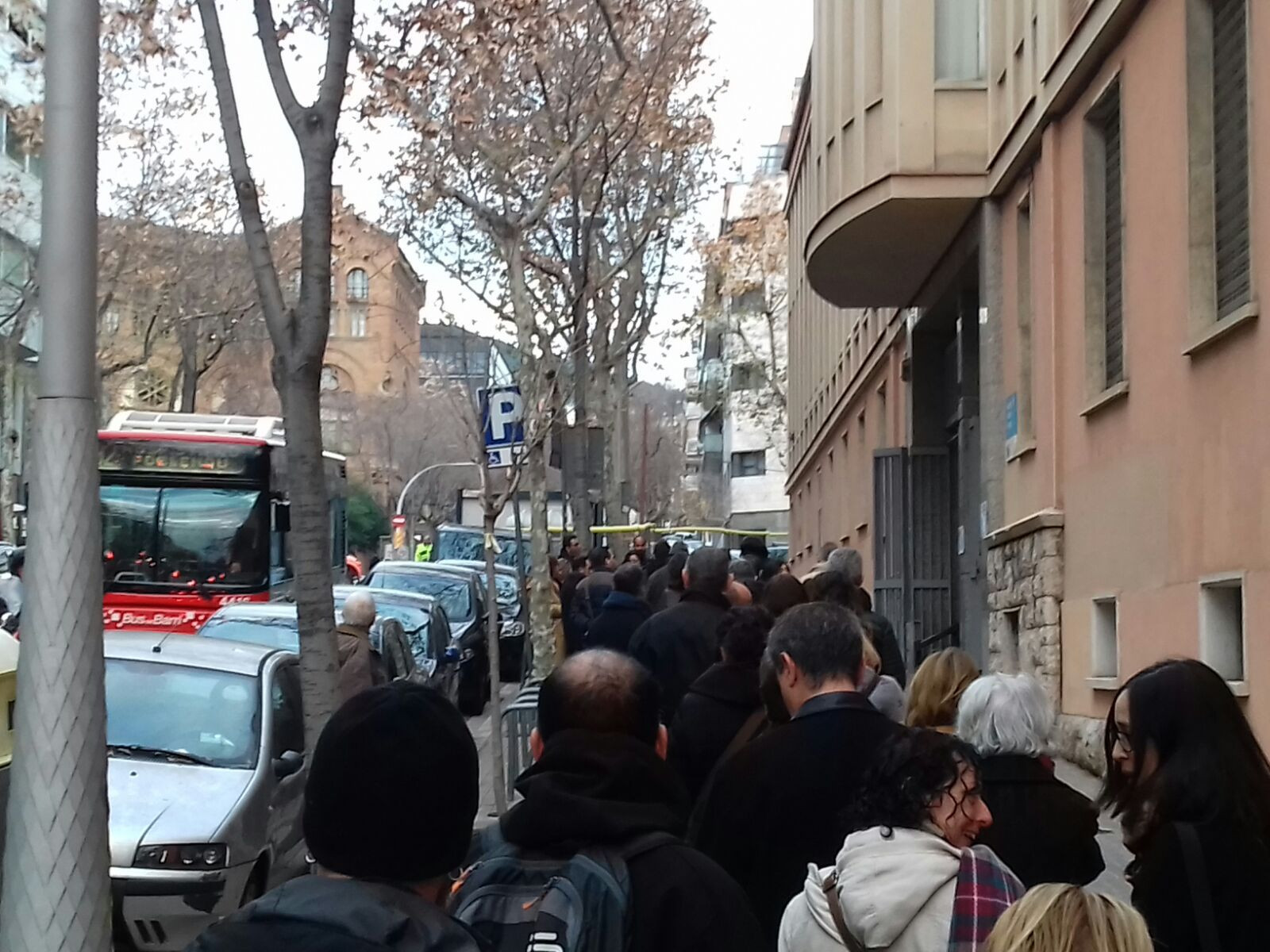 Colas en el instituto Moisès Broggi, en la calle de Sant Quintí de Barcelona / JORDI SUBIRANA