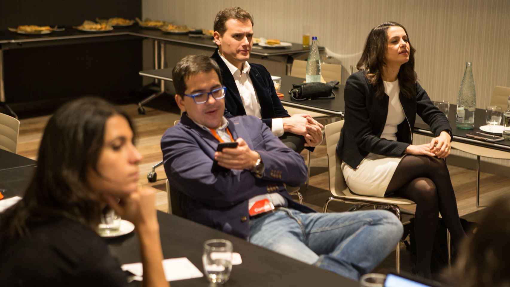 Inés Arrimadas siguiendo el escrutinio electoral junto a Albert Rivera / EFE/ ENRIC FONTCUBERTA