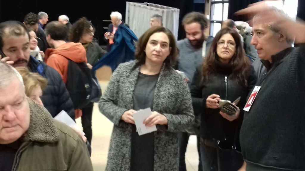 Colau, haciendo cola para votar este jueves, dice que trabaja para congelar las tarifas del transporte público / JORDI SUBIRANA