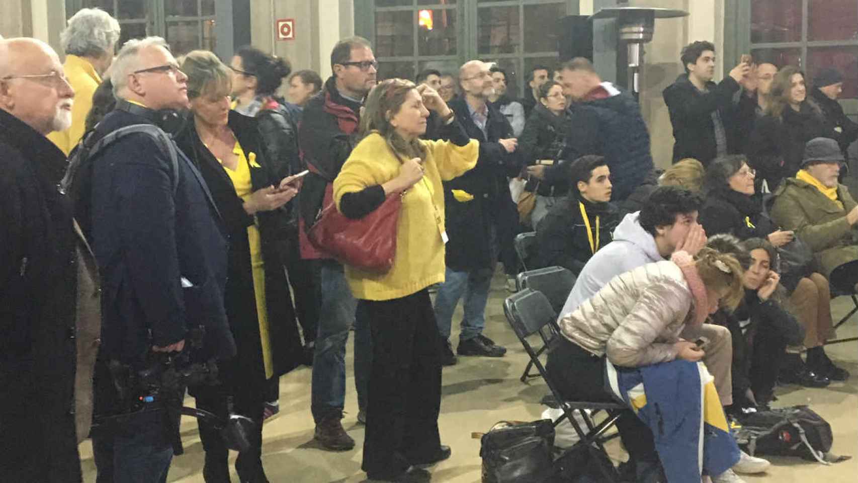 Caras largas entre los seguidores de Esquerra viendo los resultados / CR