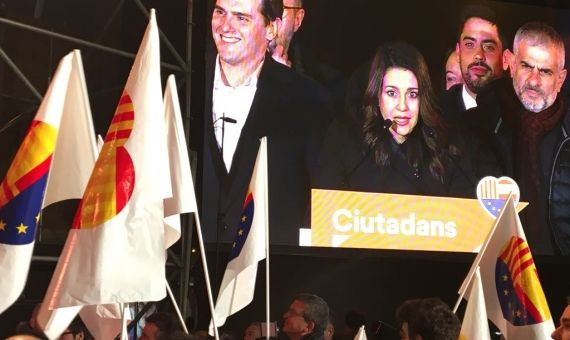 Lleno en la plaza de España para aplaudir a Albert Rivera e Inés Arrimadas (Cs) / X.A.