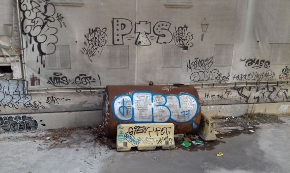 Una fachada de la Torre del Fang y un contendedor oxidado, ambos llenos de grafitis / JORDI SUBIRANA