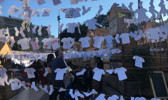 Talleres y juegos infantiles en la plaza de Catalunya / AROA ORTEGA