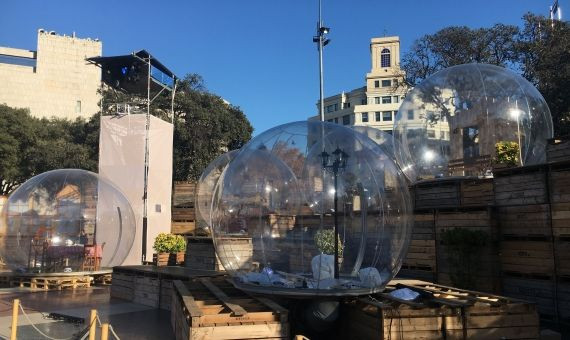 Escenario de bolas de cristal en plaza Catalunya / AROA ORTEGA