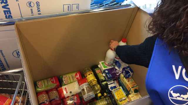 Recogida de alimentos solidaria en un supermercado del Raval