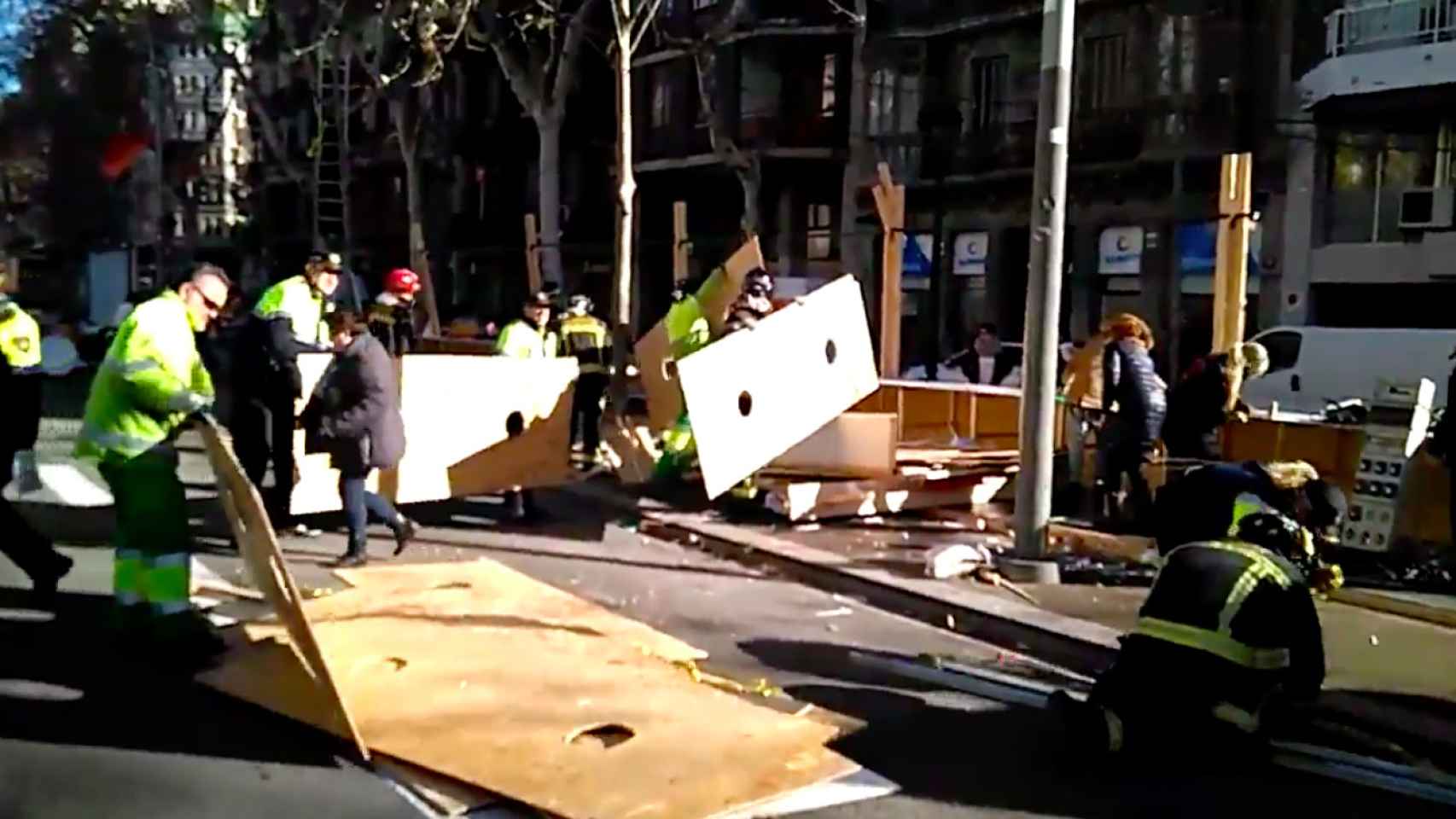 La feria de Reyes de la Gran Via cerrará con vientos de 80 km/h para evitar los destrozos del año pasado / Twitter